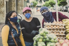 Roca y Rocafuerte. 23/04/2020. Vendedores de frutas en su carrito frente al supermercado.