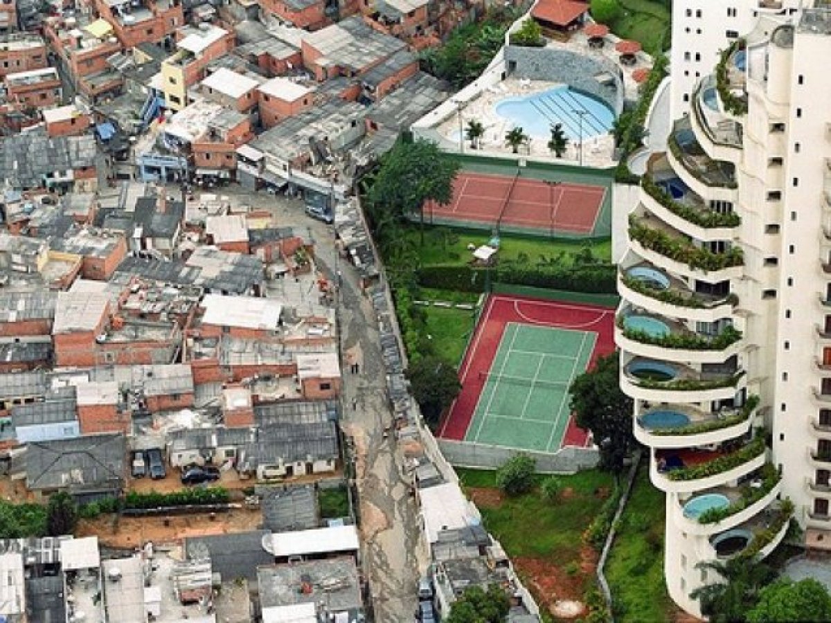 Imagen de una favela brasileña. El contraste entre miseria y opulencia.