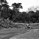 Sobrevolando la amazonia en avioneta.