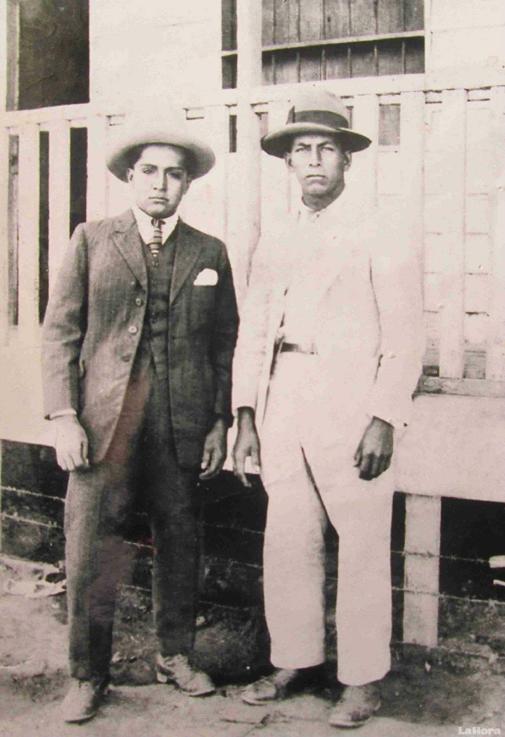 Esta fotografía es la única en la que aparece Naún Briones, de traje oscuro, junto al también bandolero Augusto Herrera. Esta imagen está en manos de Abdón Narváez, un octogenario que vive en Guayaquil y asegura que su padre la tomó, cerca de 1920.