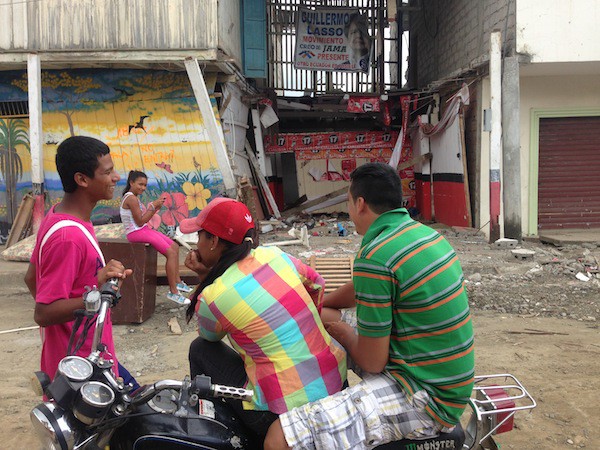 Un grupo de amigos se encuentra y bromea junto a las ruinas de las construcciones que circundaban el parque central de Jama, en Manabí. Foto: Diego Cazar Baquero.