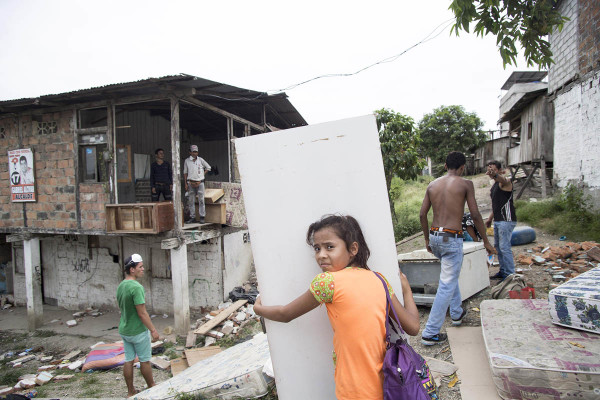 Varias familias afectadas por el terremoto se ocuparon de inmediato en rescatar sus pertenencias de las casas semidestruidas. muchos sobrevivientes multiplicaron esfuerzos para ayudar a sus vecinos en la misma tarea. Las máquinas van a demoler los restos de sus viviendas pues han sido catalogadas como sitios inseguros. Es el cuarto día después del terremoto de 7,8 grados que golpeó a la costa de Ecuador, y durante la jornada se han registrado dos sismos más en la región, uno –el más fuerte– en la madrugada, de 6,8 grados.