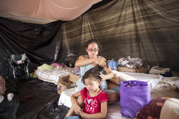 En Portoviejo, la capital de la provincia ecuatoriana de Manabí, se instaló el albergue más grande en el viejo aeropuerto de de la ciudad. Una pequeña ciudadela de carpas blancas es visible desde las ventanas de las casas vecinas y desde las vías, que rápidamente recuperaron su movimiento habitual. En la imagen, una madre peina a su pequeña hija en una jornada que no prescinde de la rutina de lo cotidiano a pesar de las pérdidas.