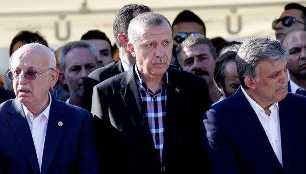 Erdogan asiste al funeral de dos ciudadanos que murieron durante el golpe de estado fallido. EPA/Sedat Suna.