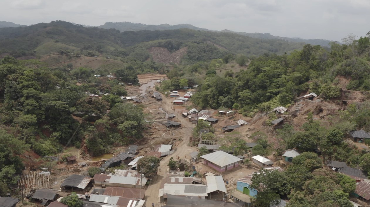 Vista de dron del pueblo de Alacran y la mina artesanal (Créditos: FRANCIA 24)