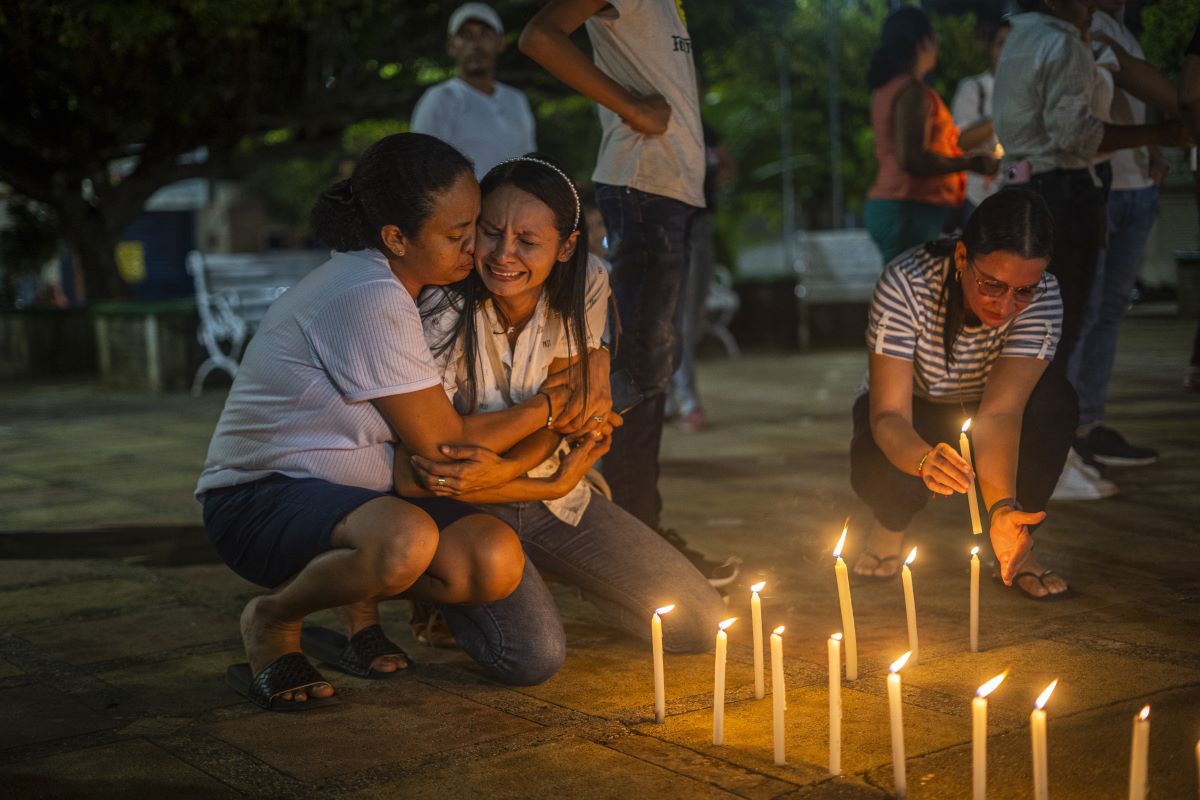 Velatón en memoria de Rafael Moreno en Puerto Libertador, Córdoba (Colombia), 26 de octubre de 2022. (Crédito: Diego Cuevas para El País)