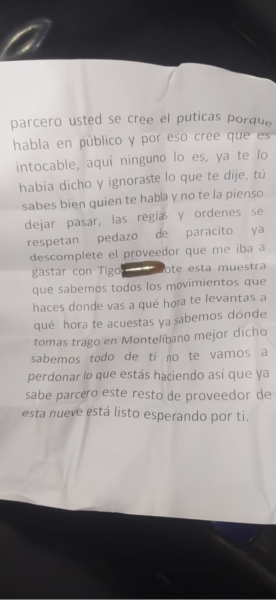 Amenaza recibida por Rafael Moreno el 21 de julio de 2022 en el maletero de su moto, nota anónima con una bala (fuente: denuncia de Rafael Moreno)