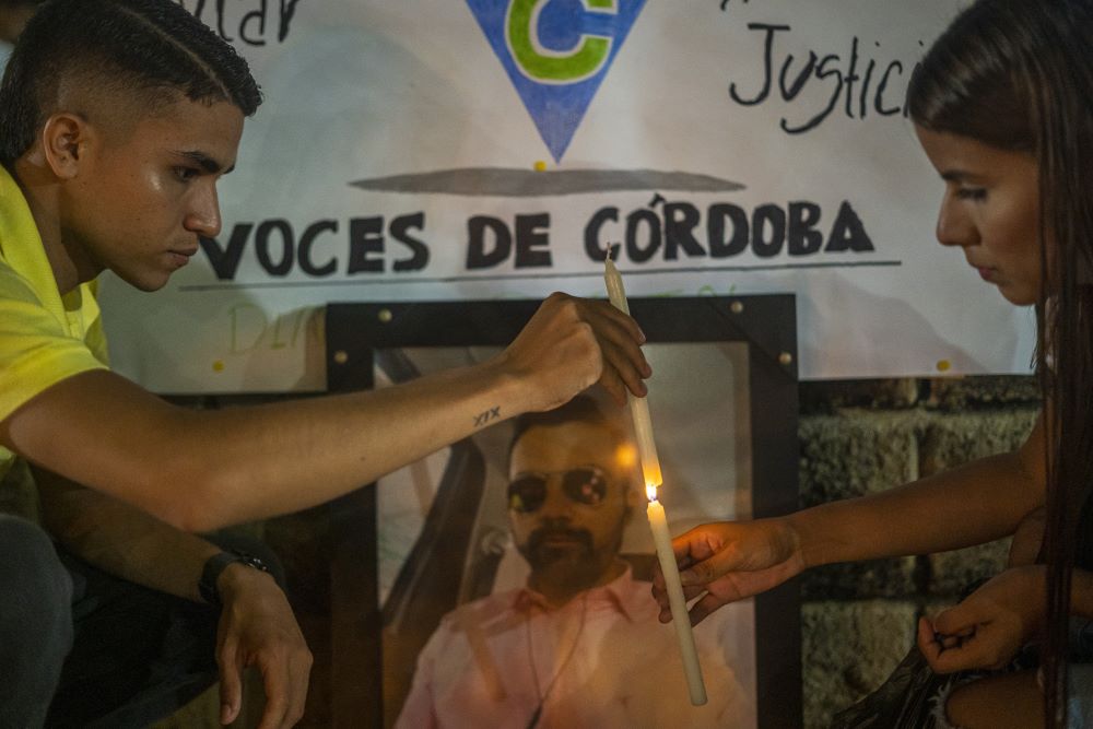 José Fernando Bula Moreno, a la izquierda, sobrino del periodista Rafael Moreno, asiste a un velatorio en memoria de Rafael Moreno en Puerto Libertador, Córdoba, Colombia, 26 de octubre de 2022. (Crédito: Diego Cuevas para El País)