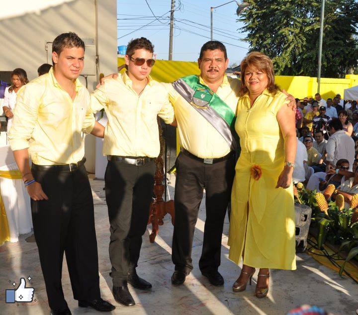 Familia Calle partiendo de la derecha: Carmen Aguas y su marido Gabriel Calle Demoya y los dos hijos de la pareja: Gabriel Calle Aguas y Andrés Calle (fuente: Facebook de Gabriel Calle Demoya)